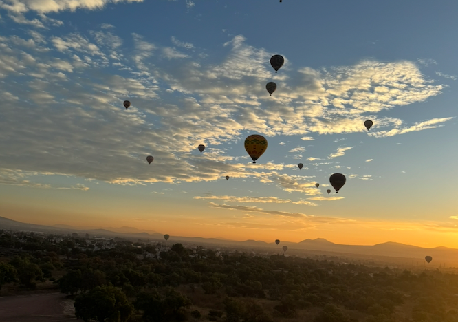 hot air balloons in CDMX during sunrise